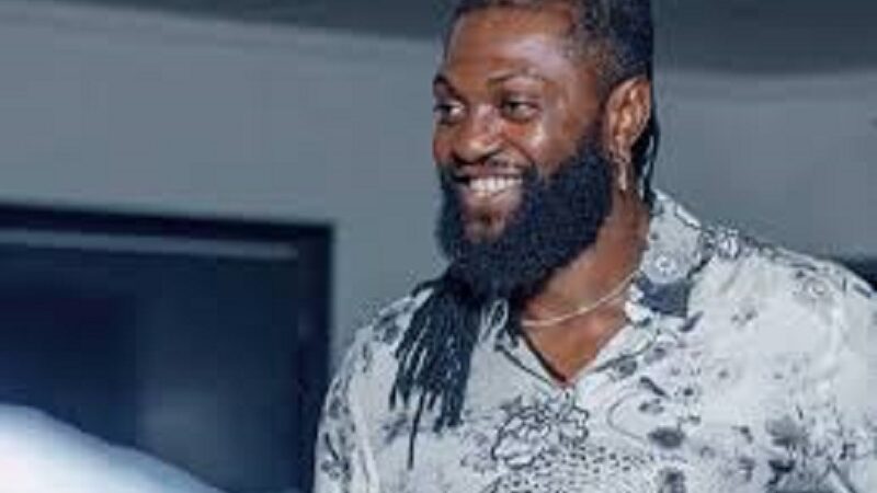 Adebayor : la star togolaise adopte un tout nouveau look 