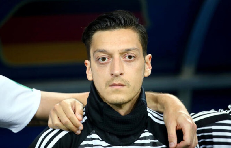 Gros bras, tatoué… L’impressionnant changement physique de Mesut Özil