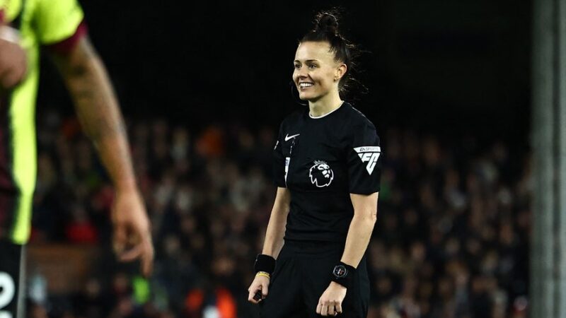 Premier League : un match arbitré pour la première fois par une femme