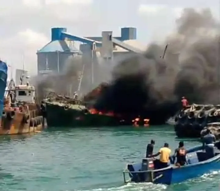 Des bateaux brulés au Port de Lomé