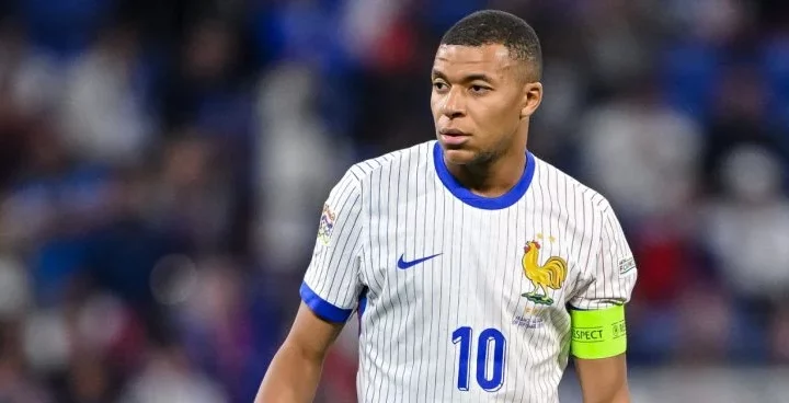 Kylian Mbappé fait le bonheur d’un envahisseur de terrain